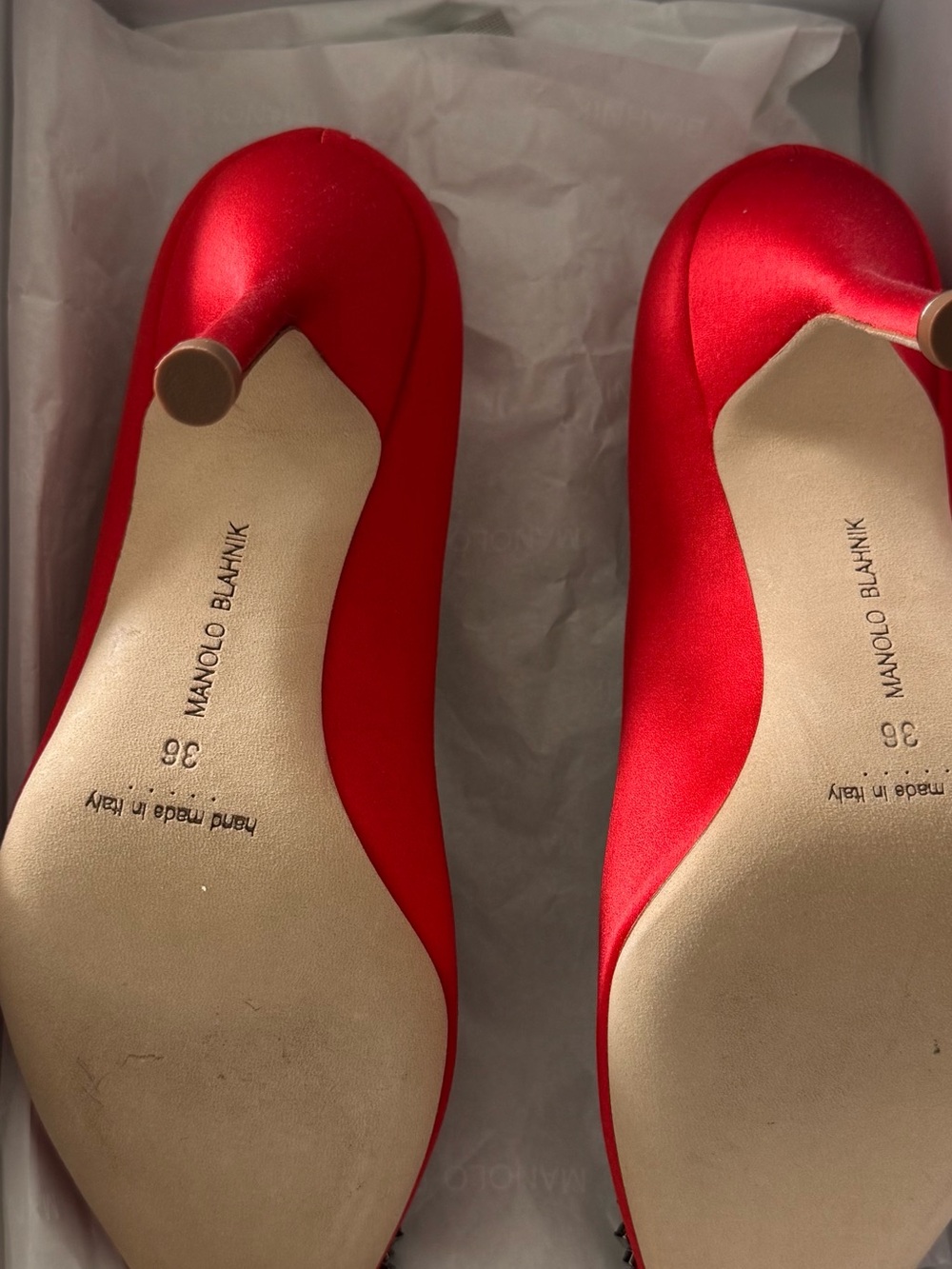 Manolo Blahnik Crimson Satin Pointed-Toe Pumps Hangisi - Picture 2 of 2